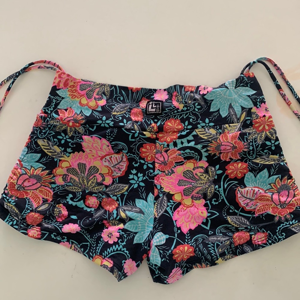M/L LaLa yoga shorts